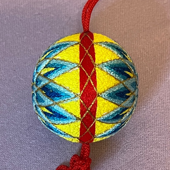 Beautiful Japanese TEMARI ball handmade by artisans Set of 2. - Picture 5 of 9